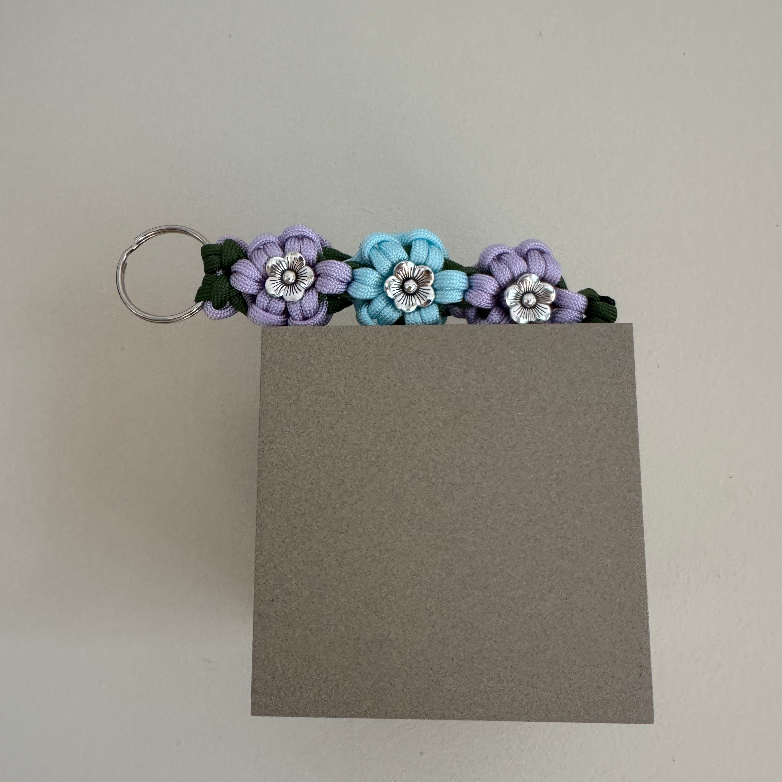 Ontwerp je eigen bloemen sleutelhanger