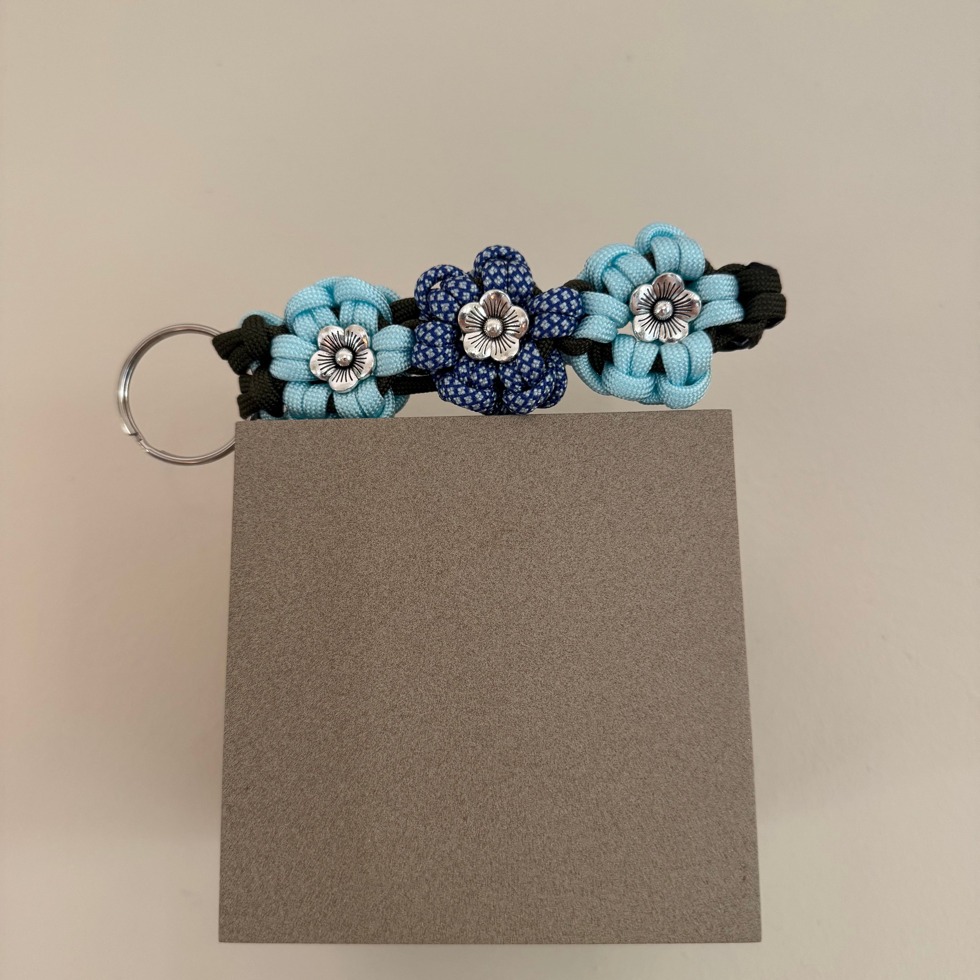 Ontwerp je eigen bloemen sleutelhanger