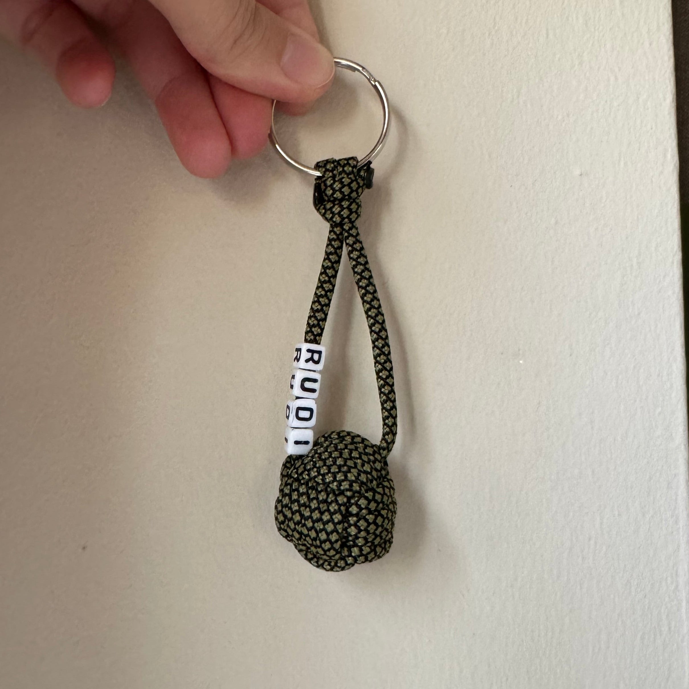 Apenvuistje sleutelhanger kies je eigen kleur