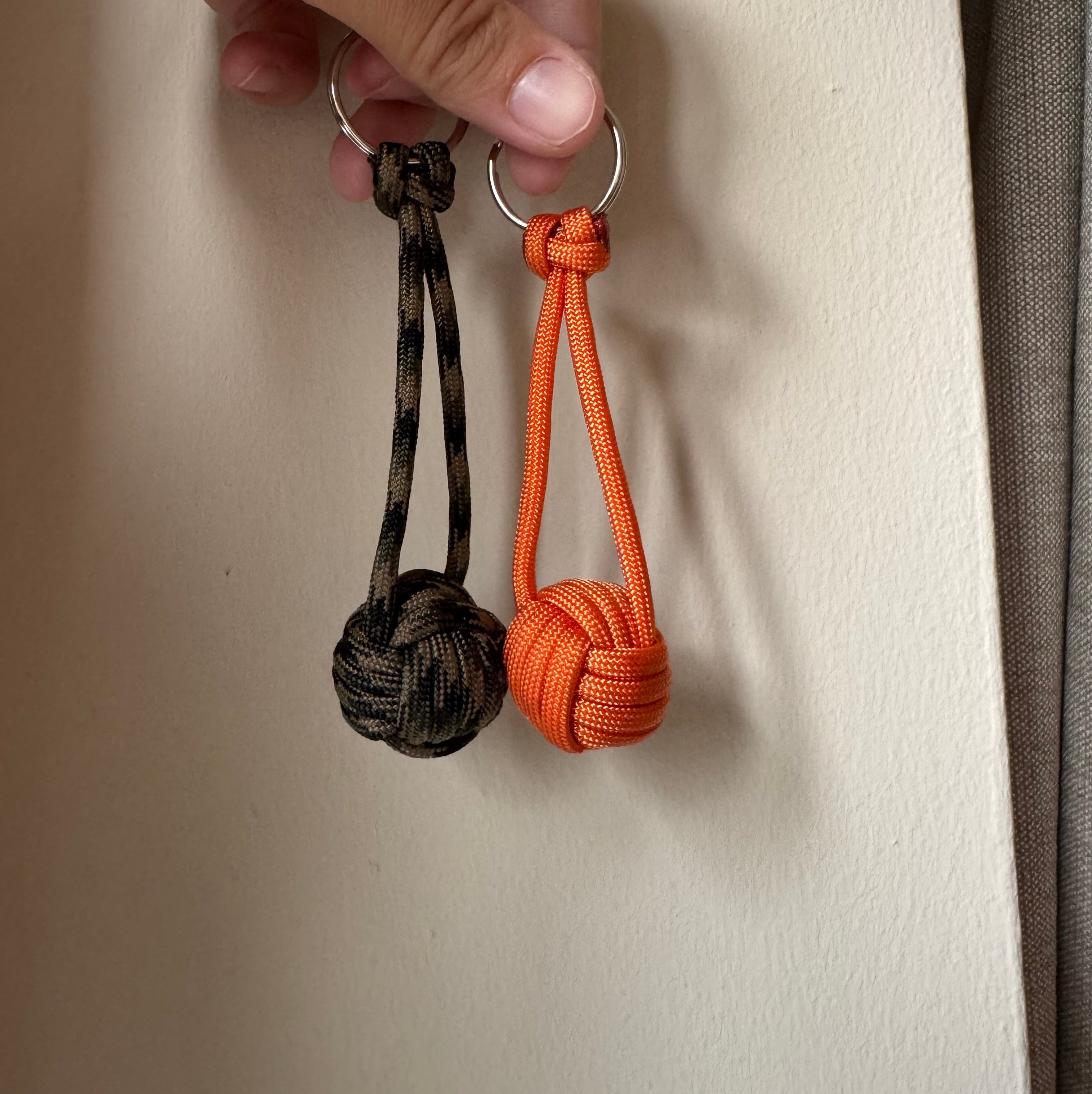 Apenvuistje sleutelhanger kies je eigen kleur
