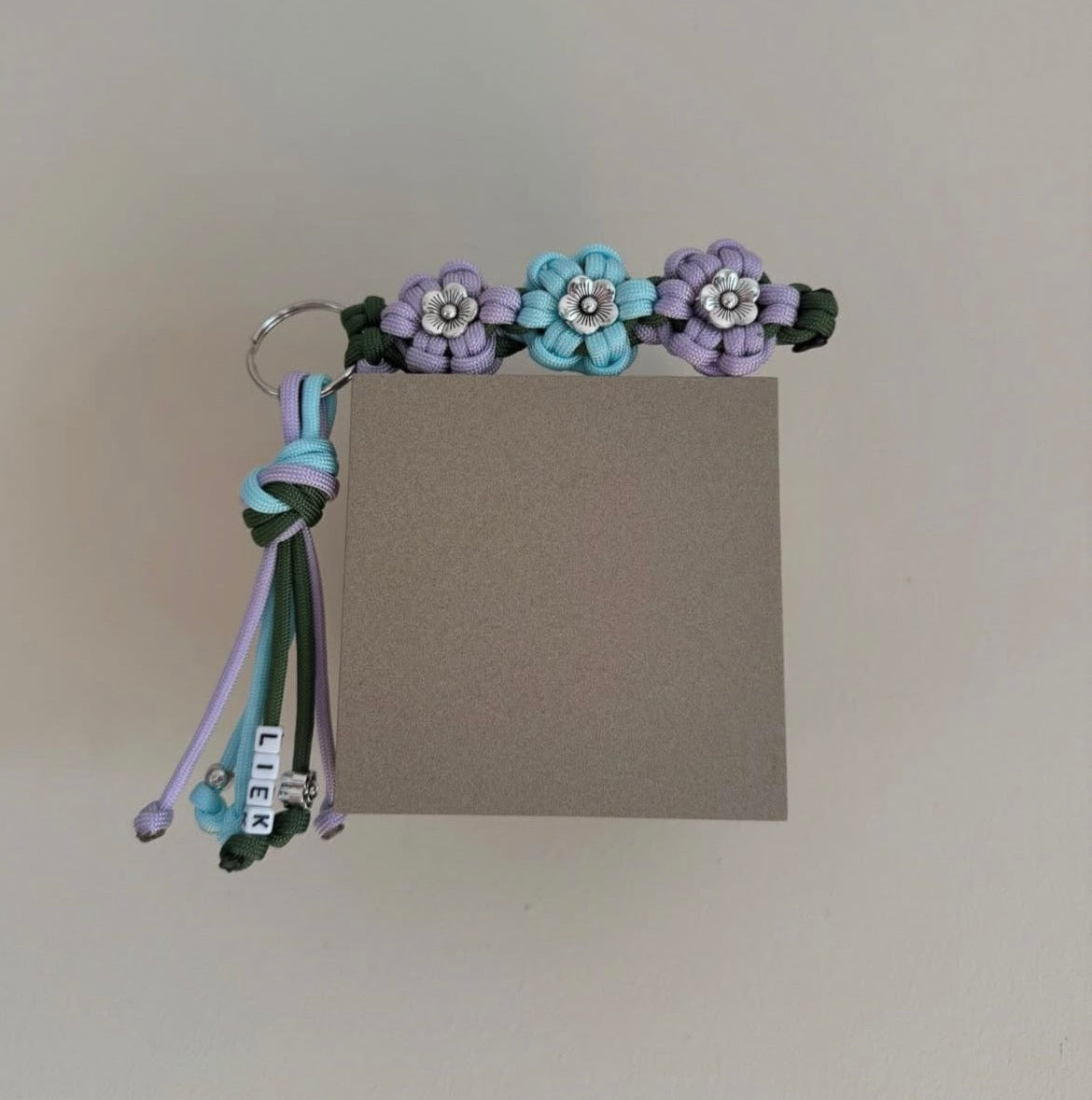 Ontwerp je eigen bloemen sleutelhanger